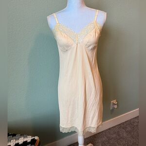 Beautiful Light Yellow Vintage Lace Chemise Size Medium/Large